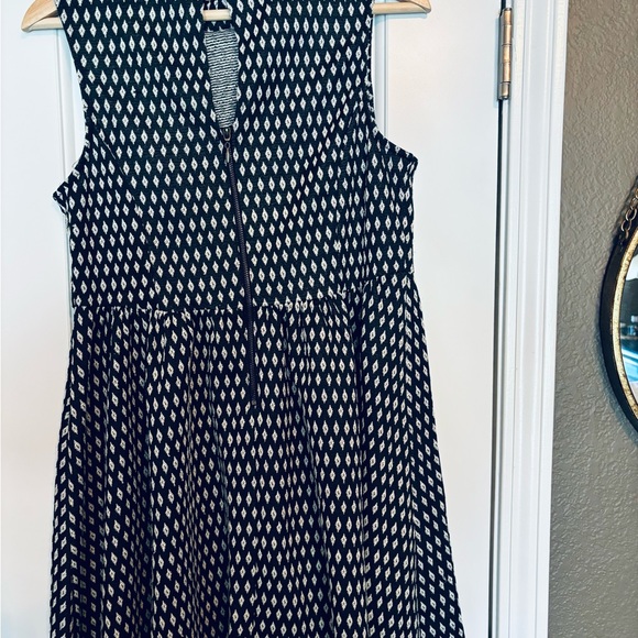 Exhilaration Black and Cream Sleeveless Dress - Picture 3 of 7